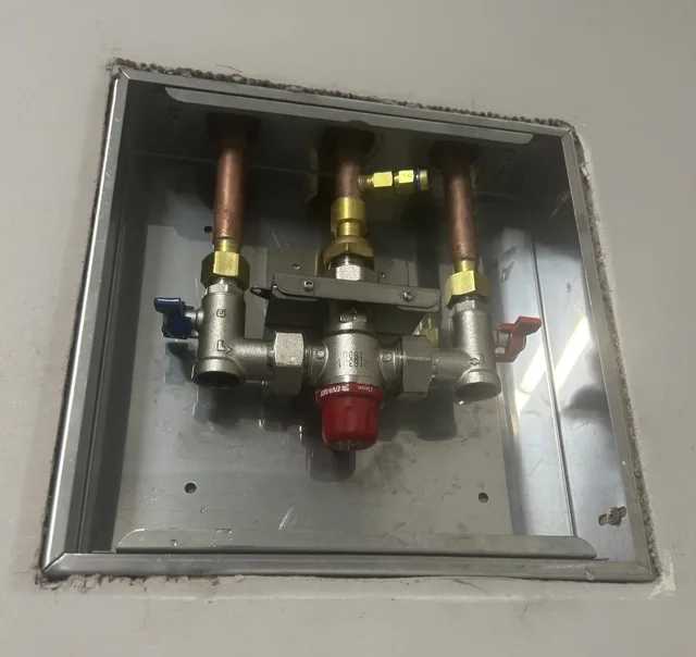 Thermostatic mixing valve unit and associated connections