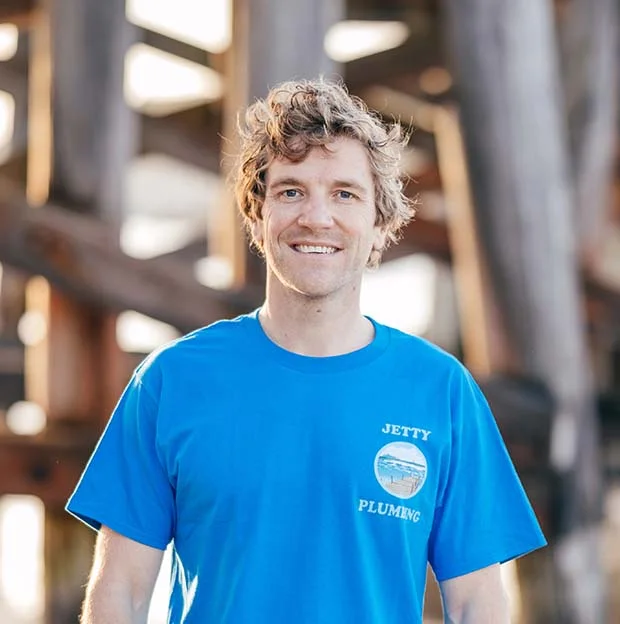 Jetty Plumbing plumber in a blue company shirt, also featured on the live Boambee page